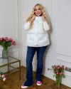 Жилет зі зйомним капюшоном молочний №99208 - фото 4