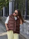Легка, тепла й універсальна жилетка шоколад №99250 - фото 1