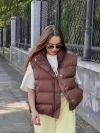 Легка, тепла й універсальна жилетка шоколад №99250 - фото 4